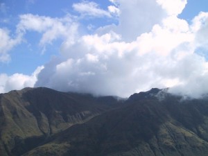 clouds-floating-over-a-mountain_w725_h544